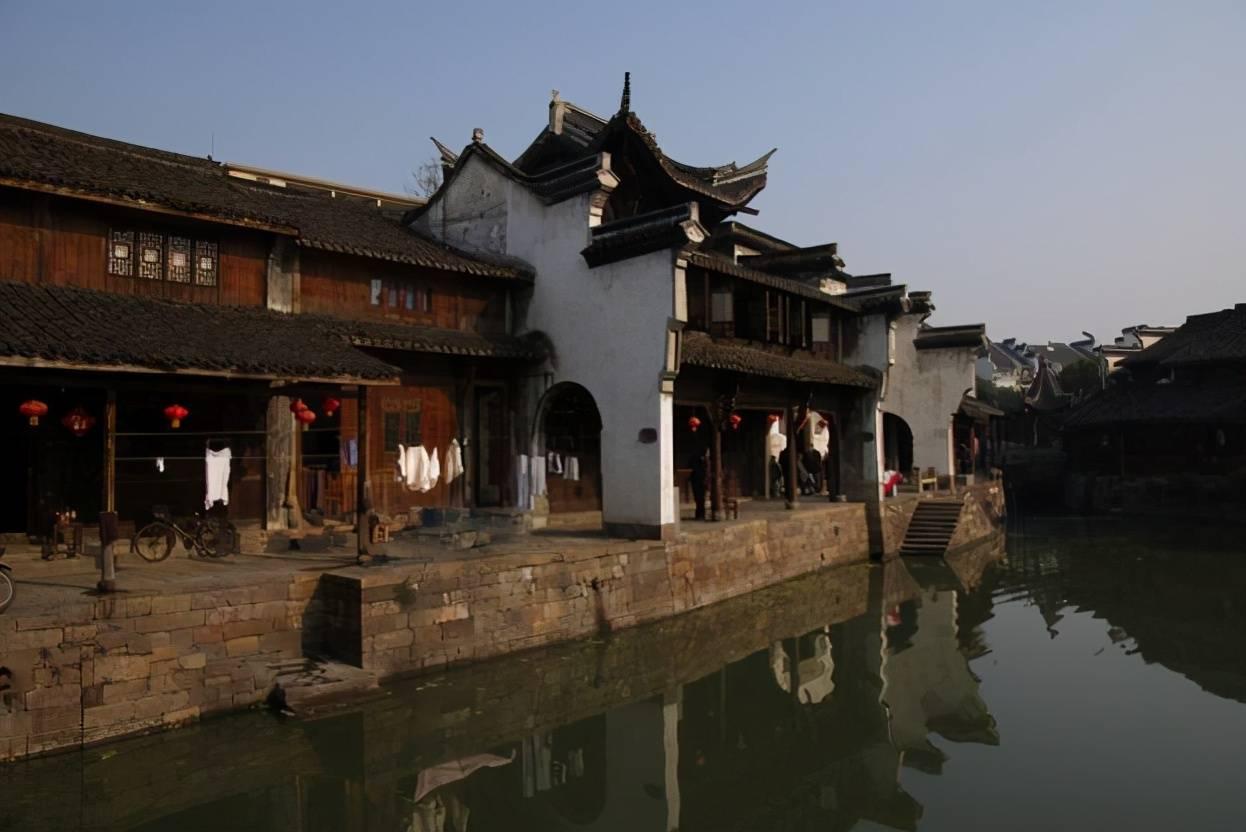 17年龙套，为拍戏脸被划，伤疤从眼角到下巴，王阳走红并不是意